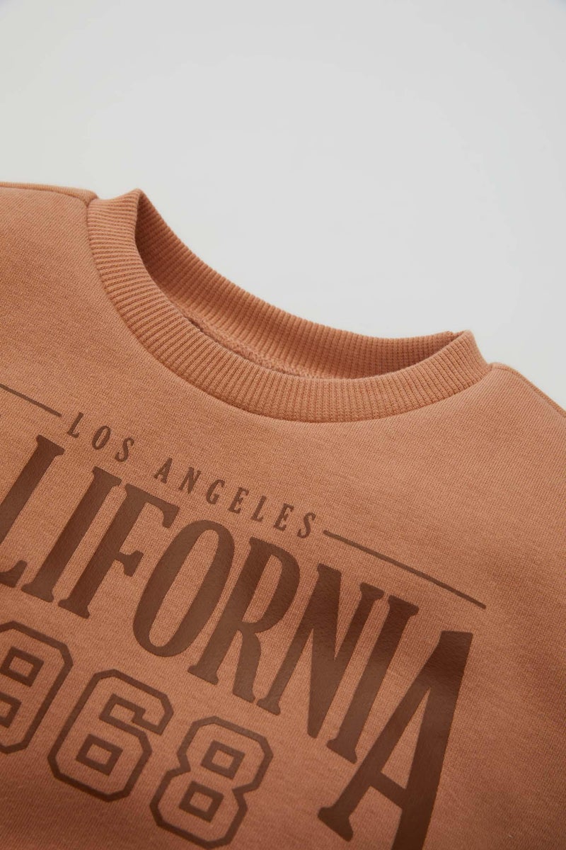 ديفاكتو طقم بيبي بناتي بني سويت شيرت وسويت بانتس بطبعة شعار قصة عادية - قطعتين - Image 5